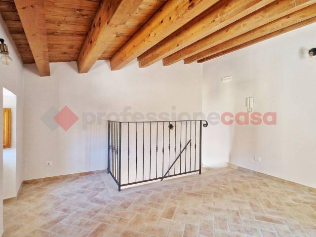 Casa indipendente in vendita a Poggio Picenze AQ