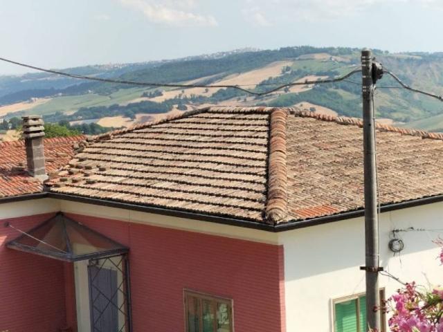 Casa indipendente in vendita a Poggio San Vicino MC