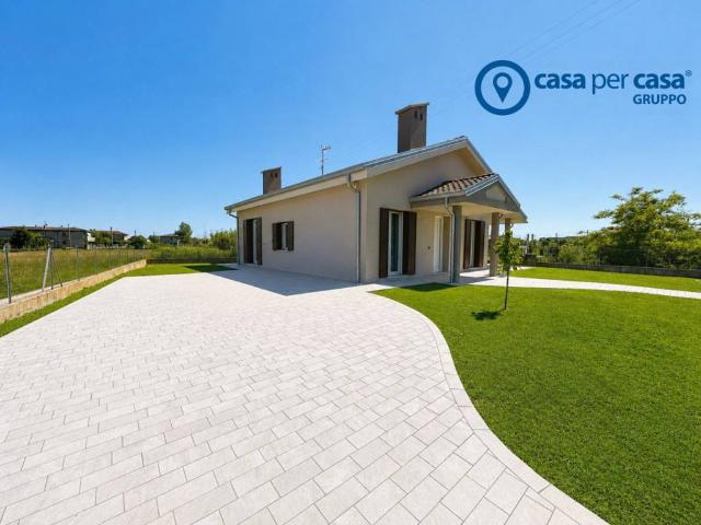 Casa indipendente in vendita a Porto Viro RO