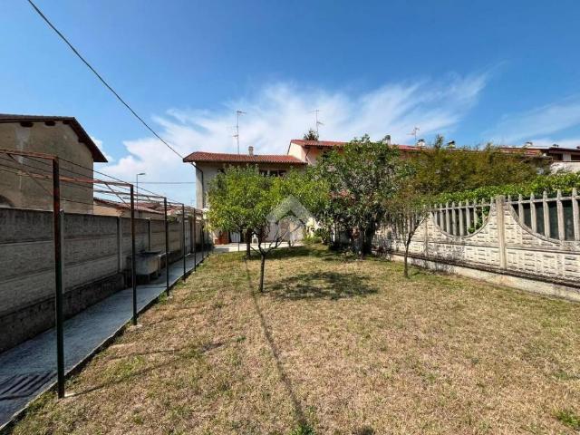 Casa indipendente in vendita a Palazzolo Vercellese VC