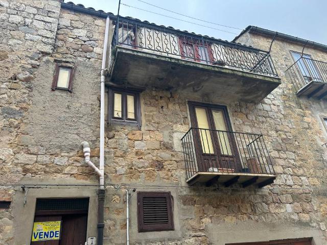 Casa indipendente in vendita a Petralia Sottana PA