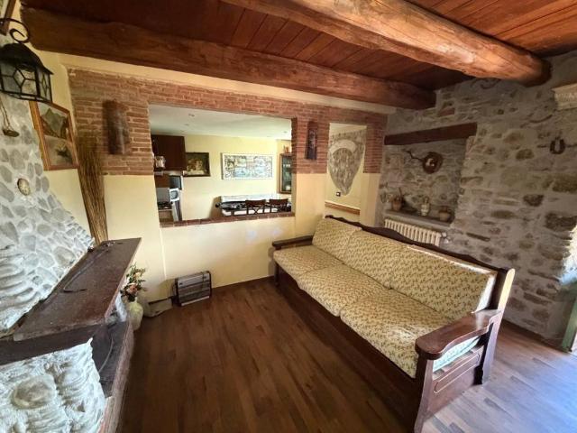 Casa indipendente in vendita a Petrella Salto RI