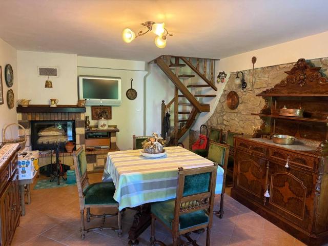 Casa indipendente in vendita a Petrella Salto RI