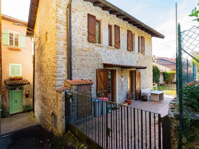 Casa indipendente in vendita a Perledo LC