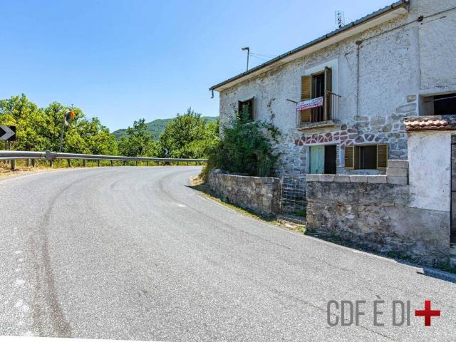 Casa indipendente in vendita a Pescorocchiano RI