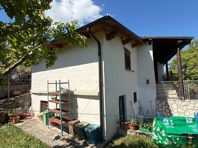 Casa indipendente in vendita a Pescorocchiano RI