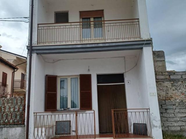 Casa indipendente in vendita a Pizzoli AQ