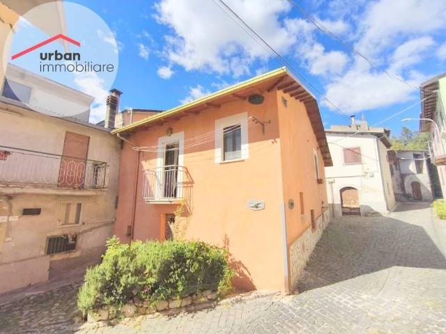 Casa indipendente in vendita a Pizzoli AQ