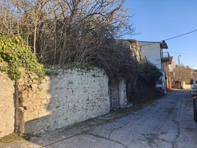 Casa indipendente in vendita a Pizzoli AQ