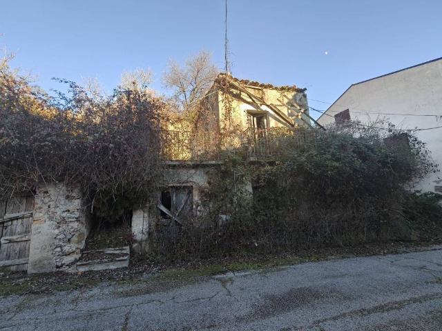 Casa indipendente in vendita a Pizzoli AQ