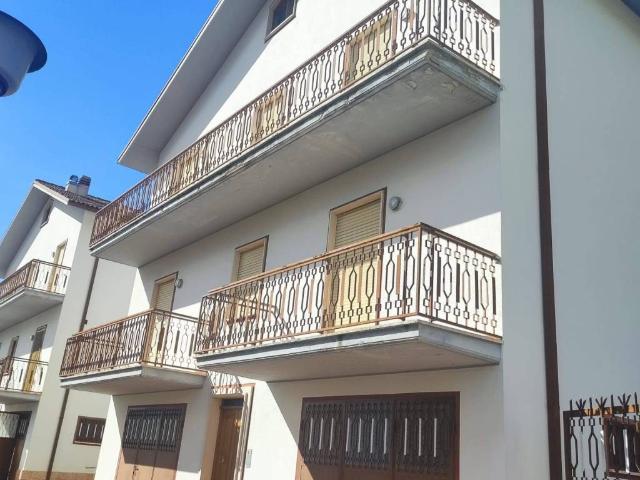 Casa indipendente in vendita a Pizzoli AQ