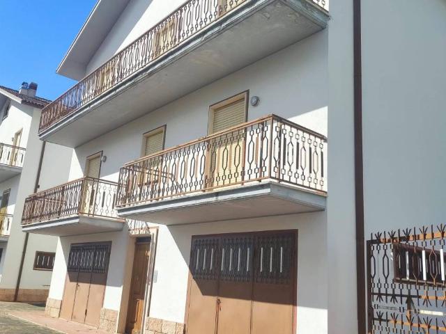 Casa indipendente in vendita a Pizzoli AQ