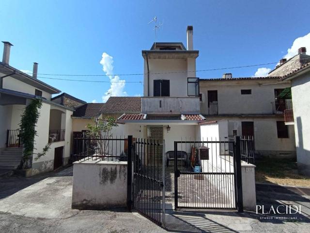 Casa indipendente in vendita a Pizzoli AQ