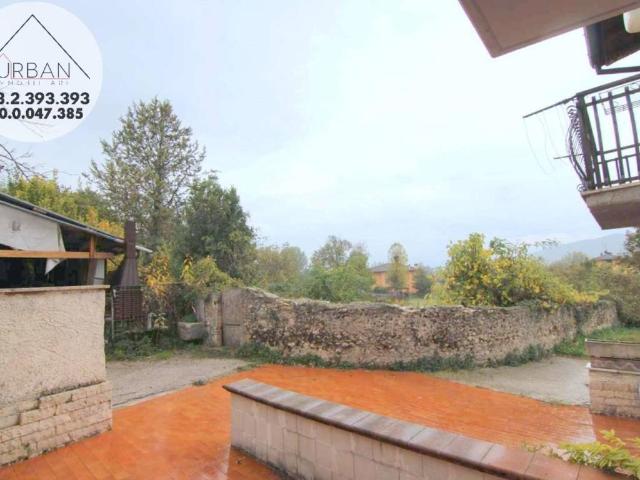 Casa indipendente in vendita a Pizzoli AQ