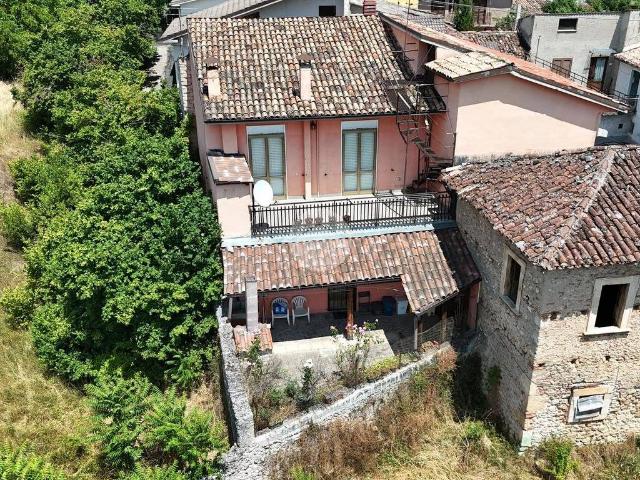Casa indipendente in vendita a Pizzoli AQ