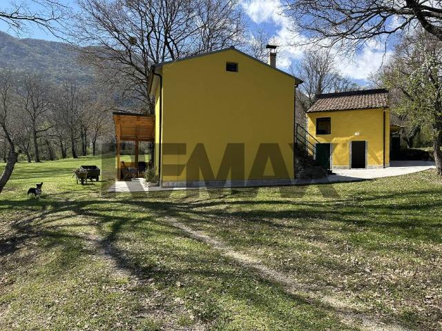 Casa indipendente in vendita a Pizzone IS