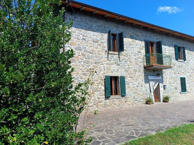 Casa indipendente in vendita a Piazza al Serchio LU