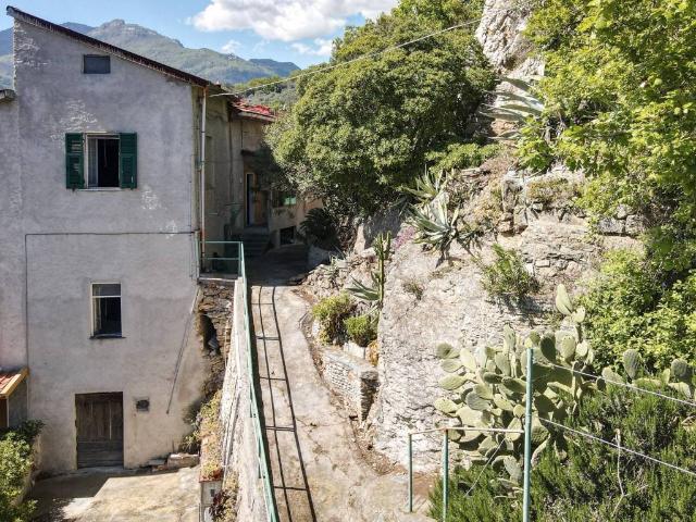 Casa indipendente in vendita a Pietra Ligure SV