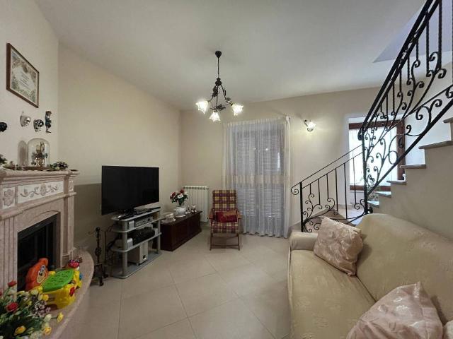 Casa indipendente in vendita a Pietradefusi AV