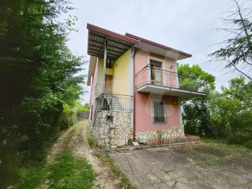 Casa indipendente in vendita a Pietradefusi AV