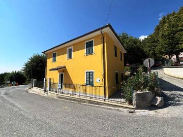 Casa indipendente in vendita a Pioraco MC