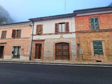 Casa indipendente in vendita a Pioraco MC