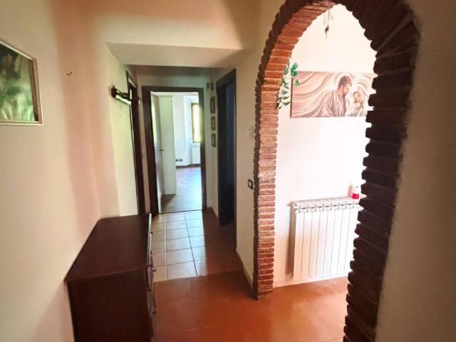 Casa indipendente in vendita a Pioraco MC