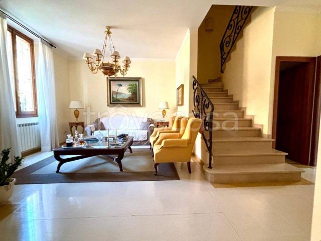 Casa indipendente in vendita a Prato via Gaetano Pieraccini, Villa Fiorita