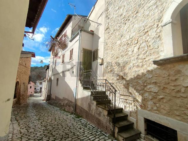 Casa indipendente in vendita a Prata d'Ansidonia AQ