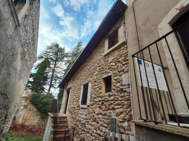 Casa indipendente in vendita a Prata d'Ansidonia AQ