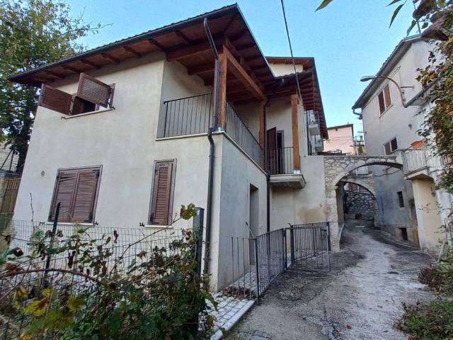Casa indipendente in vendita a Prata d'Ansidonia AQ
