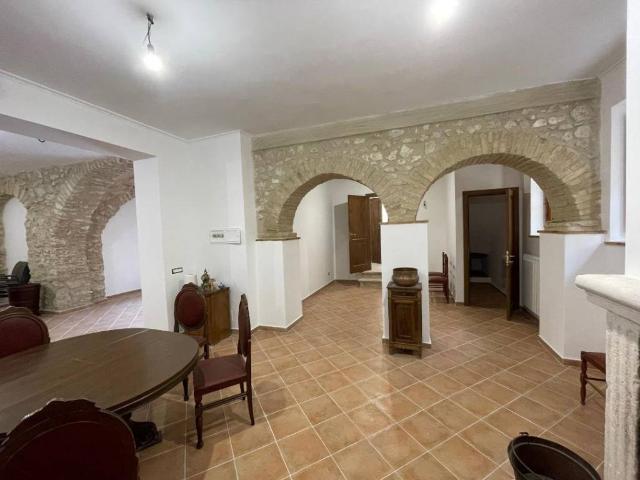 Casa indipendente in vendita a Prata d'Ansidonia AQ
