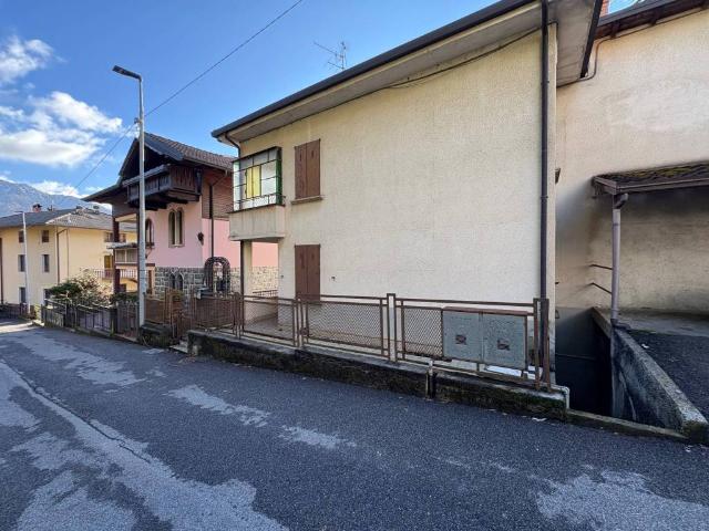 Casa indipendente in vendita a Premolo BG