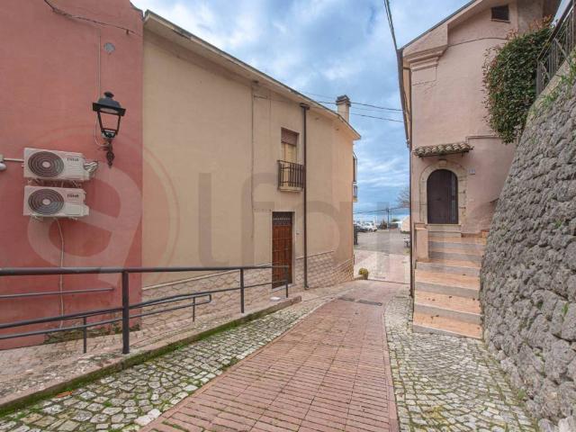 Casa indipendente in vendita a Rocca d'Arce FR