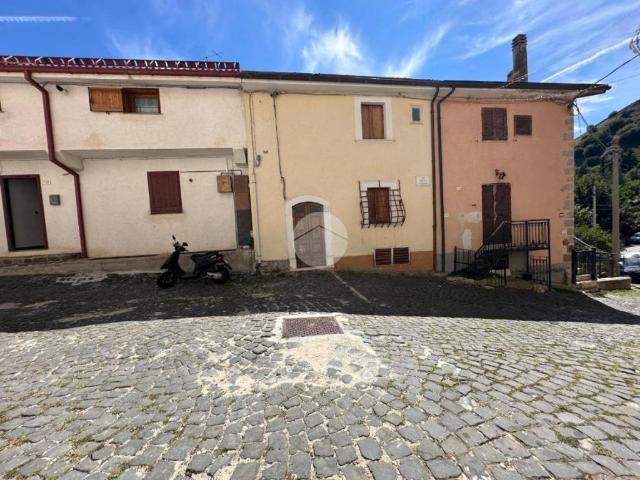 Casa indipendente in vendita a Rocca di Cambio AQ