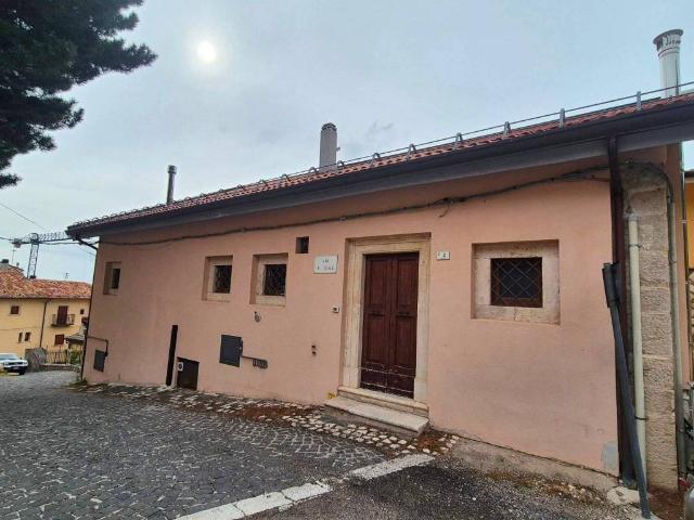 Casa indipendente in vendita a Rocca di Cambio AQ