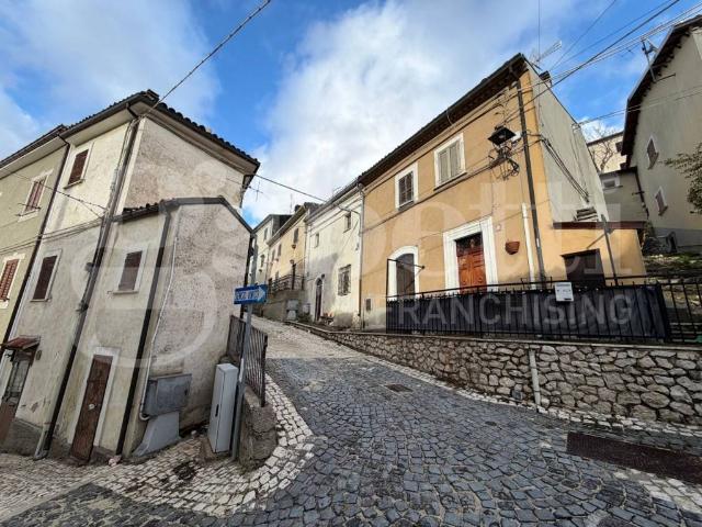 Casa indipendente in vendita a Rocca di Mezzo AQ