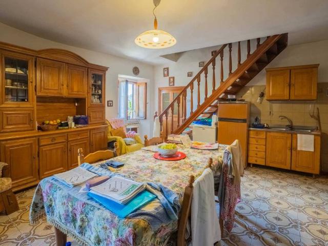 Casa indipendente in vendita a Rocca Sinibalda RI