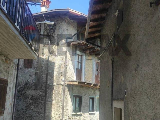 Casa indipendente in vendita a Rogno BG
