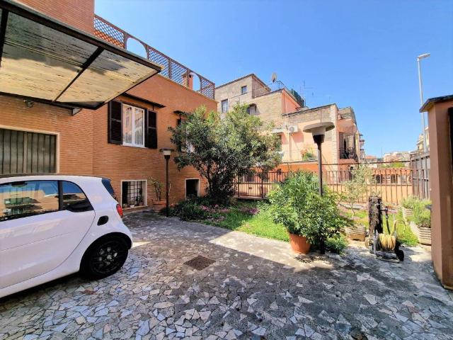 Casa indipendente in vendita a Roma RM