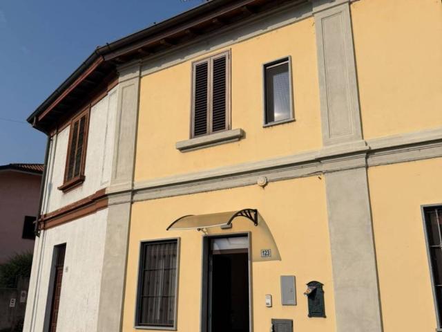 Casa indipendente in vendita a Rosate MI