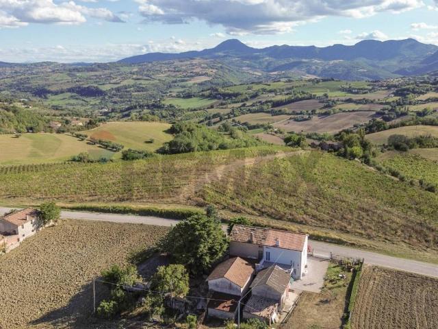 Casa indipendente in vendita a Rosora AN