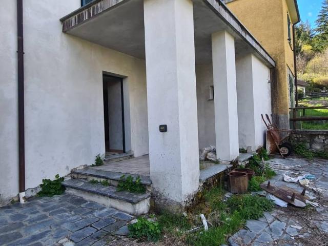 Casa indipendente in vendita a Rezzoaglio GE