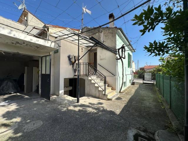 Casa indipendente in vendita a Tocco da Casauria PE