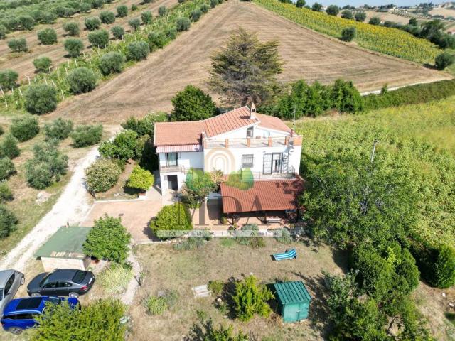 Casa indipendente in vendita a Torano Nuovo TE
