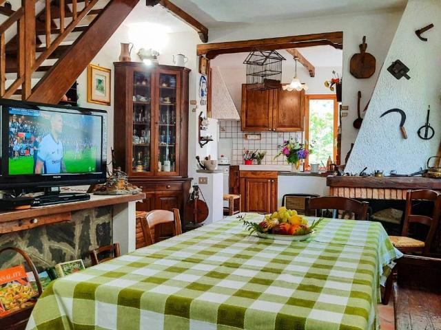 Casa indipendente in vendita a Tornolo PR