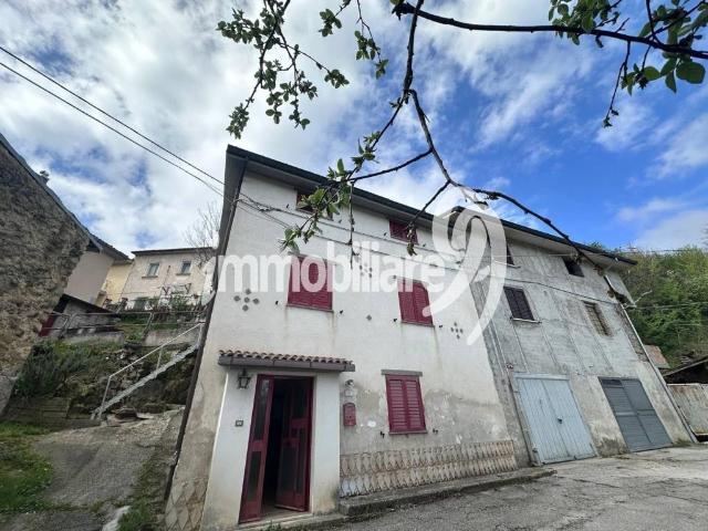 Casa indipendente in vendita a Tornimparte AQ