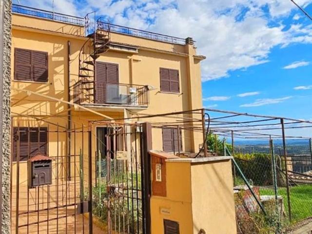 Casa indipendente in vendita a Torrita Tiberina RM