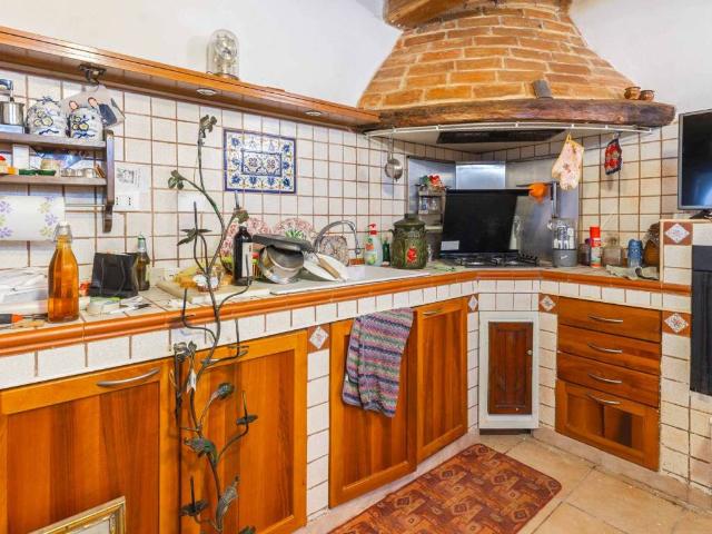 Casa indipendente in vendita a Torricella in Sabina RI