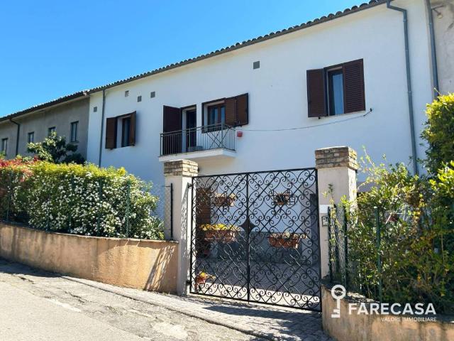 Casa indipendente in vendita a Torricella Sicura TE